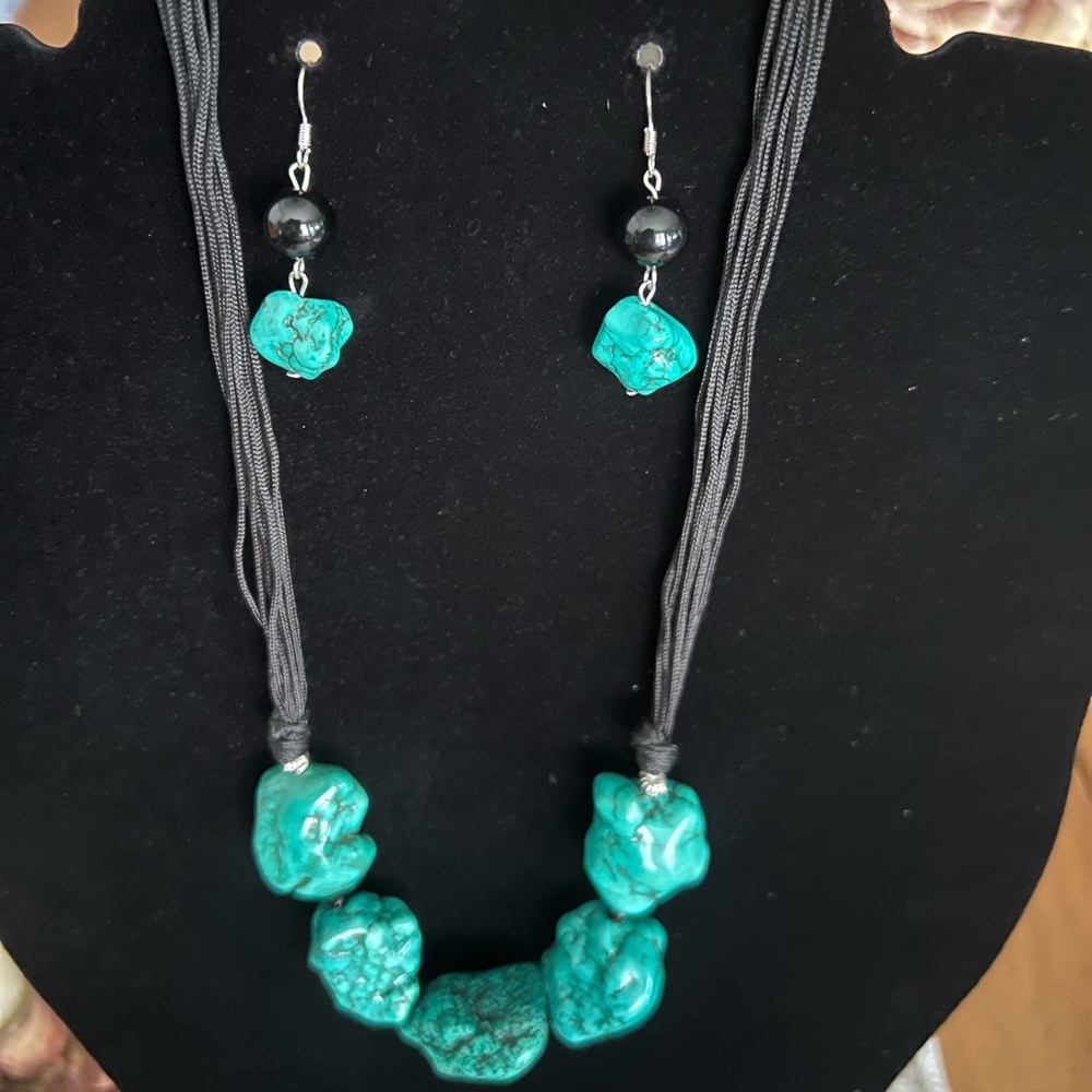 Women’s Awesome Genuine Turquoise Necklace with Earrings, Color, Green NEW